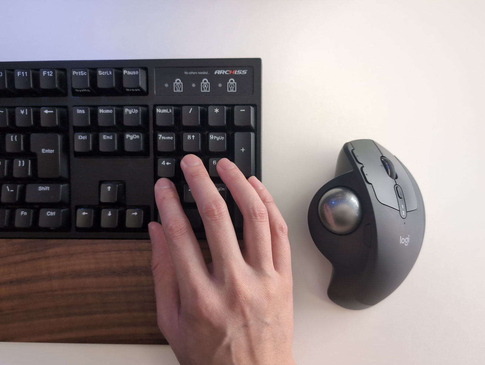 テンキーを操作している