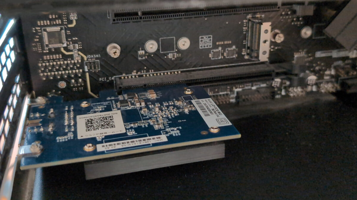 PCI Express(x16)スロットに(x4)対応の機器を接続