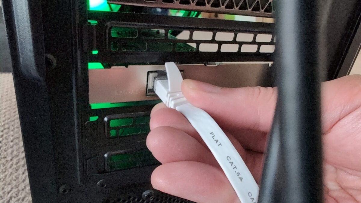 取り付けたばかりの10Gbps対応LANカードにLANケーブルを接続