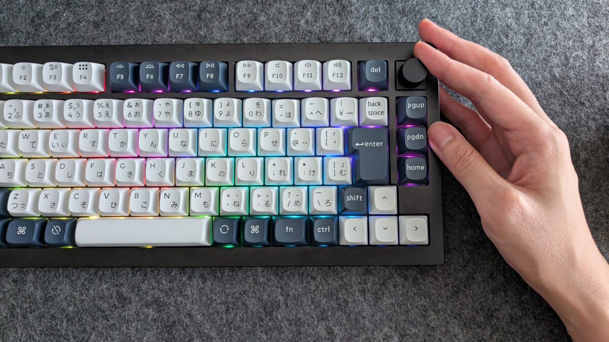 右手でQ1 Maxのノブを操作している写真