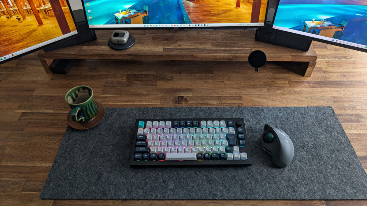 無線キーボードで机上がスッキリしている写真