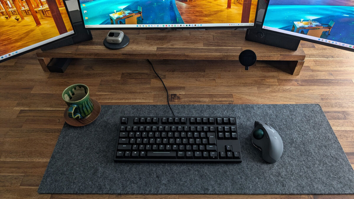 有線キーボードのコードが悪目立ちする写真