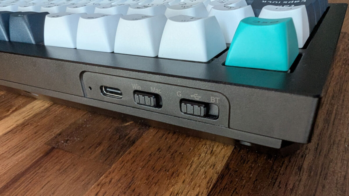 Q1 Maxの左奥にある接続モード切り替えスイッチの写真