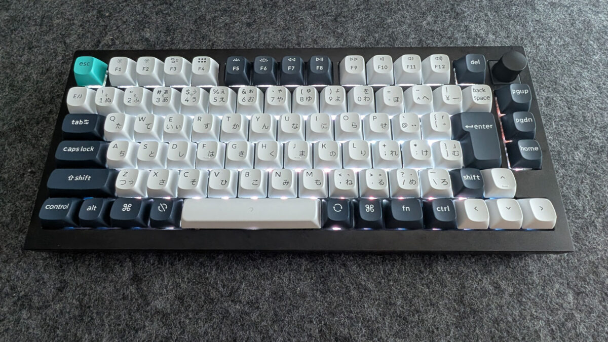 Keychron Q1 MaxのRGBライトを白色に設定した写真