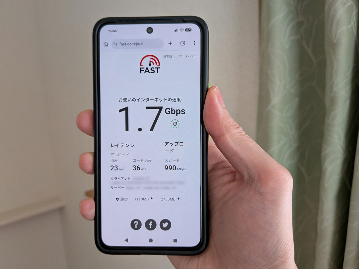fast.comでGoogle Pixel 8の6GHz接続で速度測定した結果。下り1.6Gbps、上り990Mbps