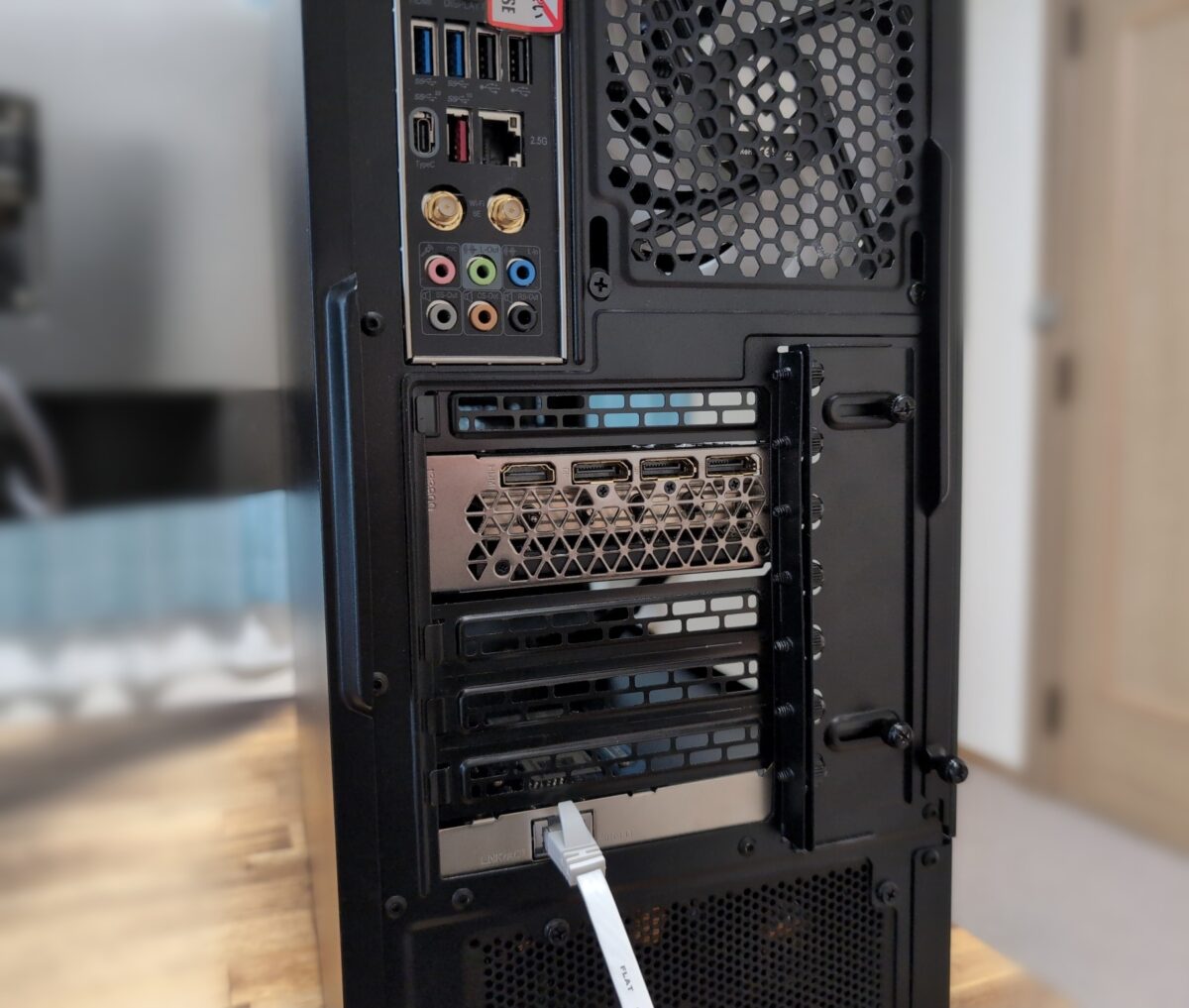 デスクトップPCに増設した10Gbps対応LANカードとCat6Aケーブル