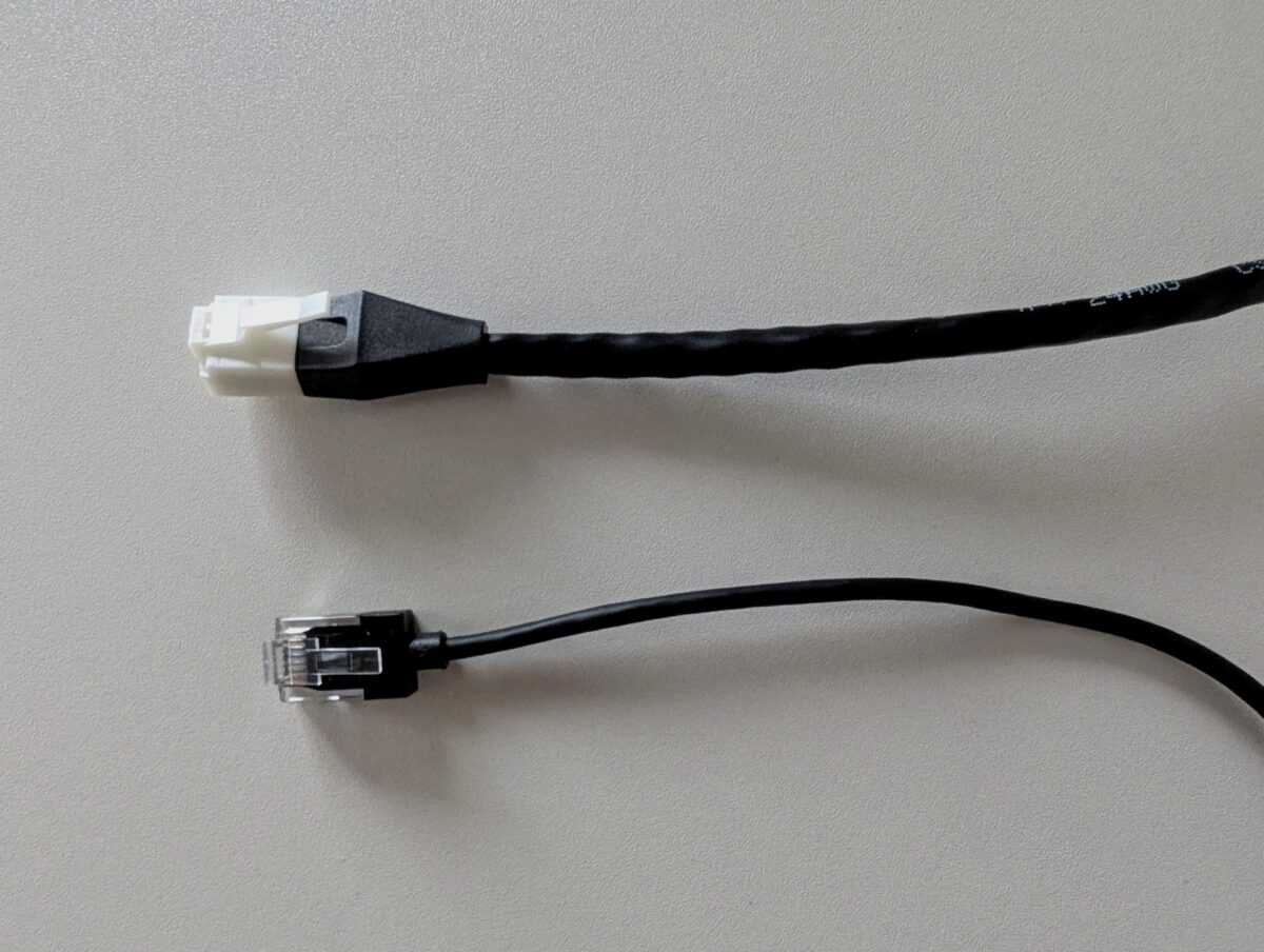通常タイプとスリムタイプのLANケーブル